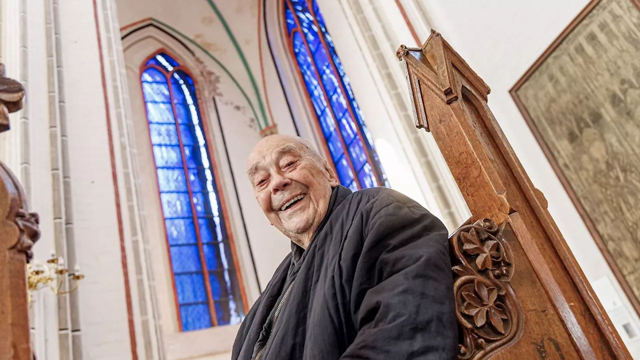 Mecklenburg-Vorpommern: Uecker-Fenster im Schweriner Dom mit Gottesdienst eingeweiht