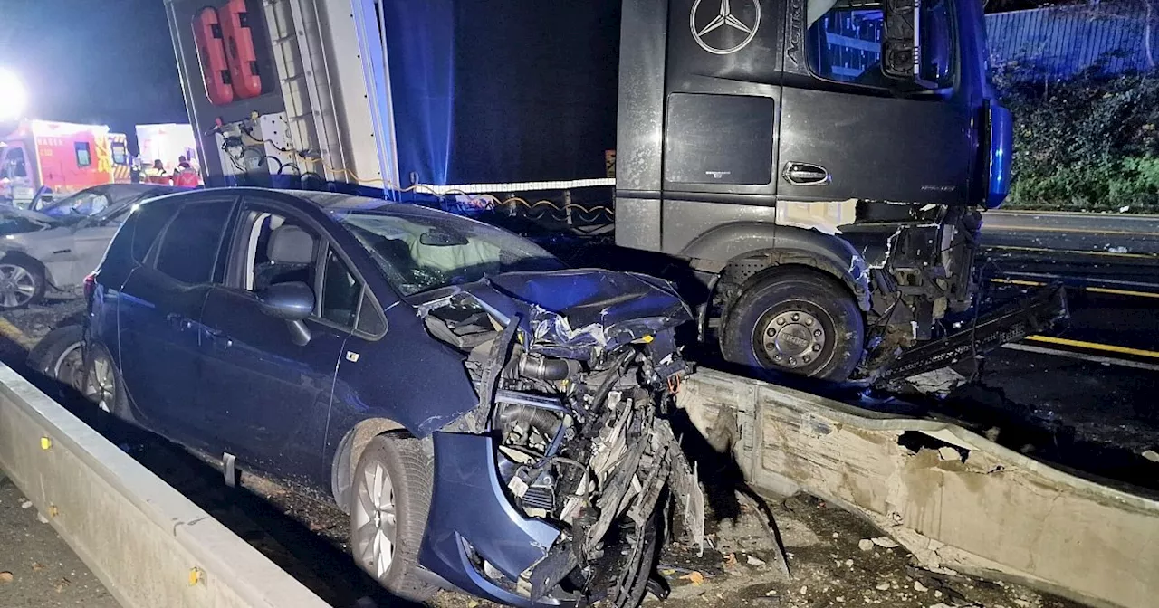 Lkw-Fahrer mit Schlangenlinien-Tour auf Autobahnen: 50 Fahrzeuge und 26 Verletzte