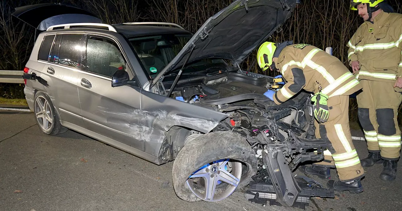 Mutmaßlicher Autodieb baut Unfall an B1-Auffahrt und Gasgeruch nahe Benteler-Werk