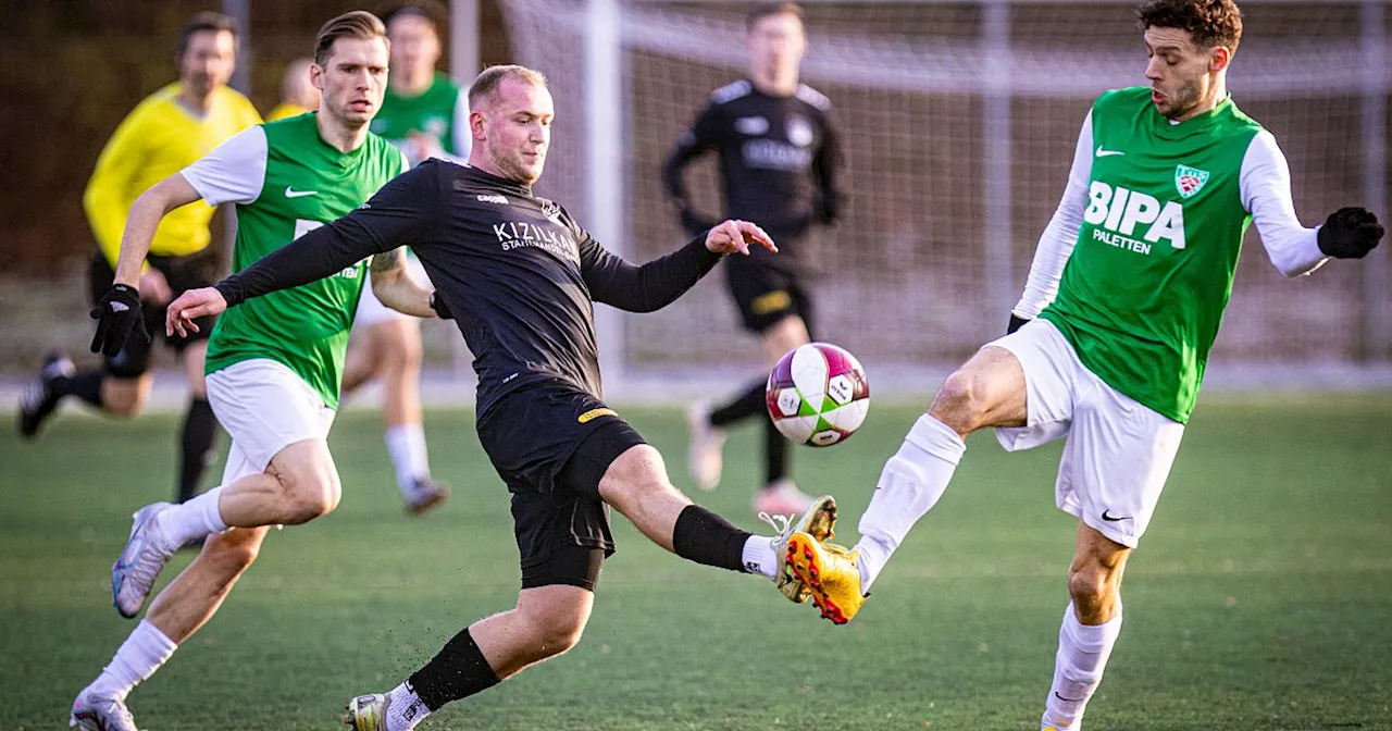 Theesens Fußballer sind im Derby eine Fußspitze voraus