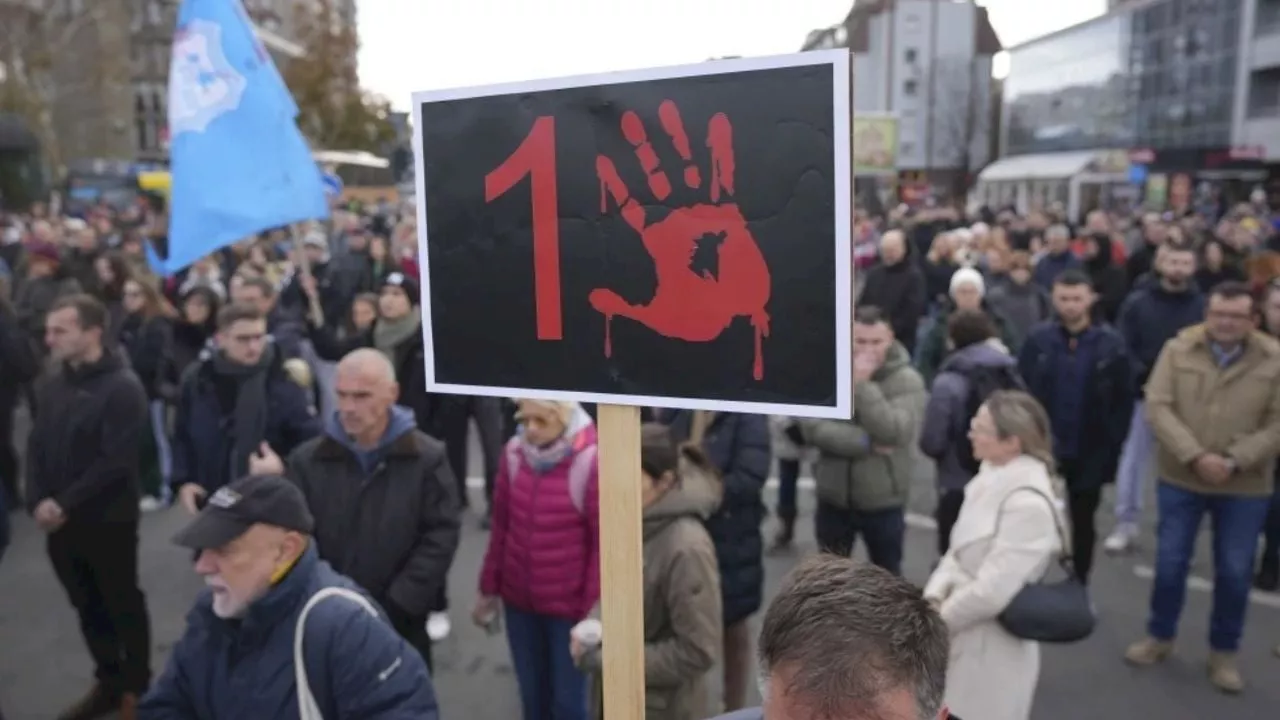 Marcha en memoria de las 15 víctimas del derrumbe en Serbia