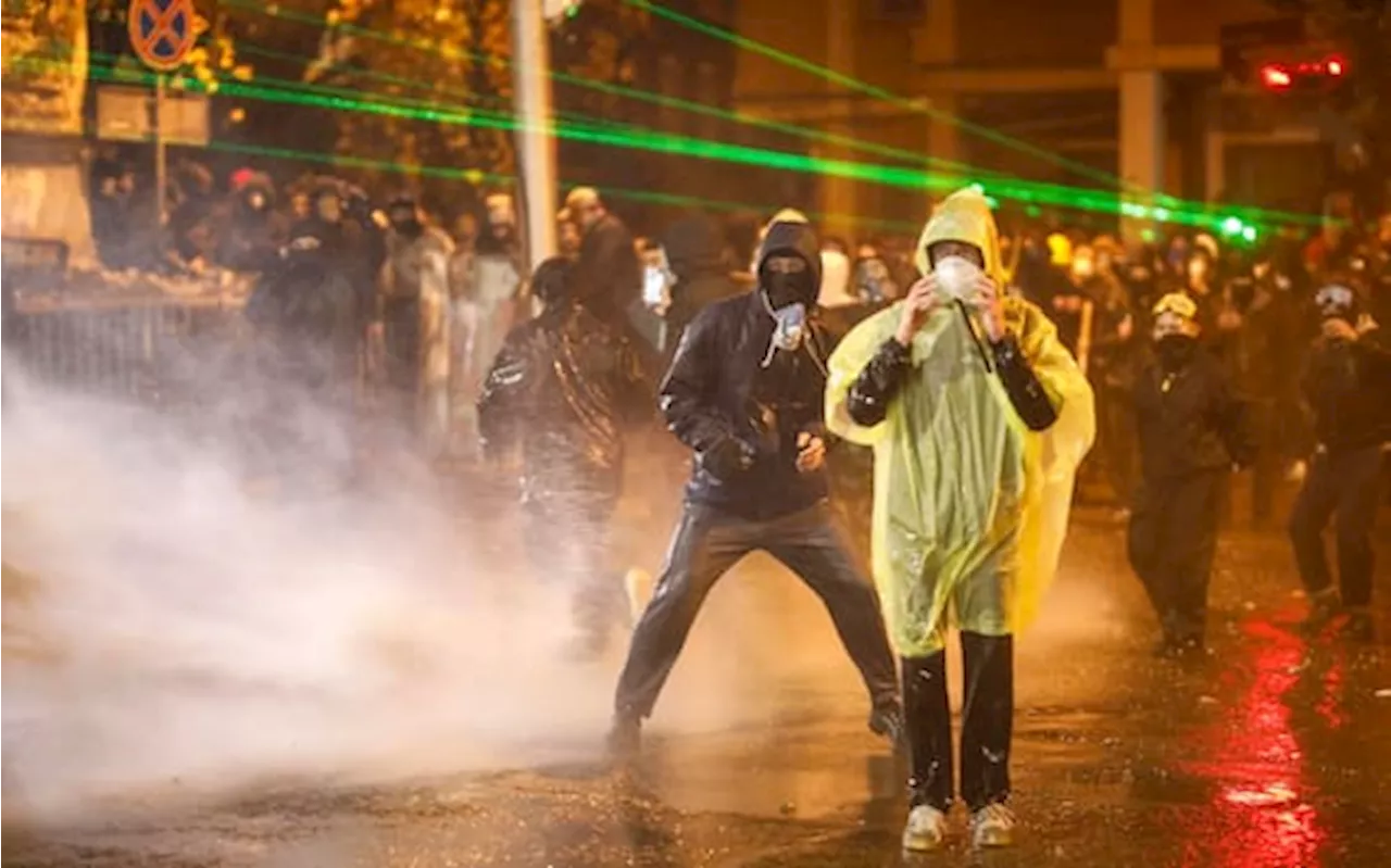 Tbilisi, Terza Notte di Proteste per il Rinvio dell'Adesione all'Unione Europea