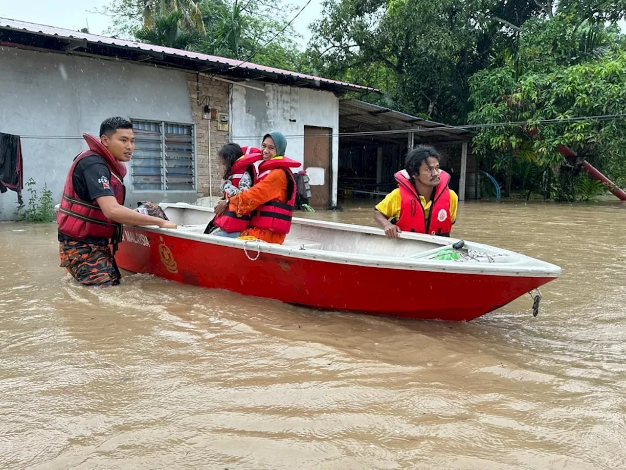 Flash Floods Affect Multiple Residential Areas in Perak