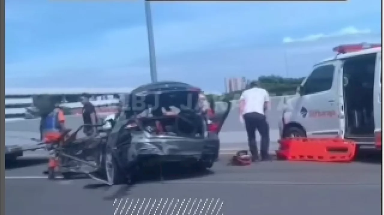 Video Menampilkan Mobil BMW Hancur Diduga Akibat Tabrakan di Jalan Tol