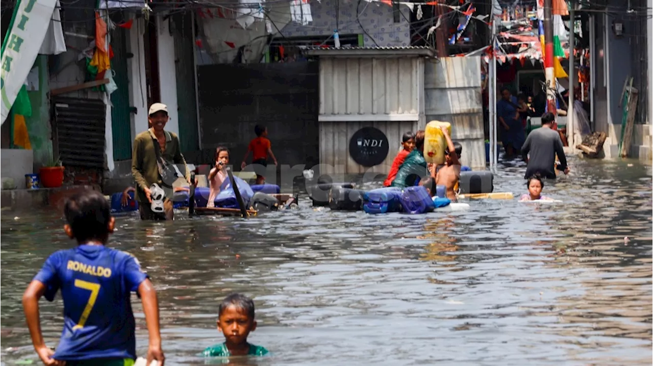 Warga Aktif di Tengah Banjir Rob di Muara Angke, Jakarta Utara