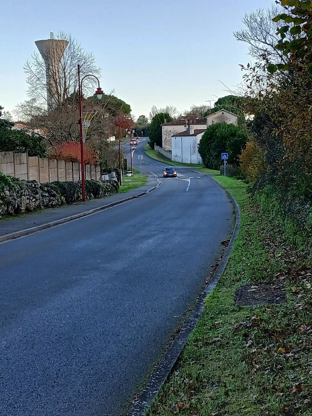 Pont-l’Abbé-d’Arnoult : la sécurité routière dans, et à l’abord, du bourg en question