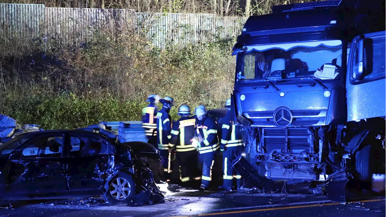 Hinweise auf Alkoholeinfluss beim Fahrer: Weitere Ermittlungen nach Lkw-Chaosfahrt mit 19 Verletzten in NRW