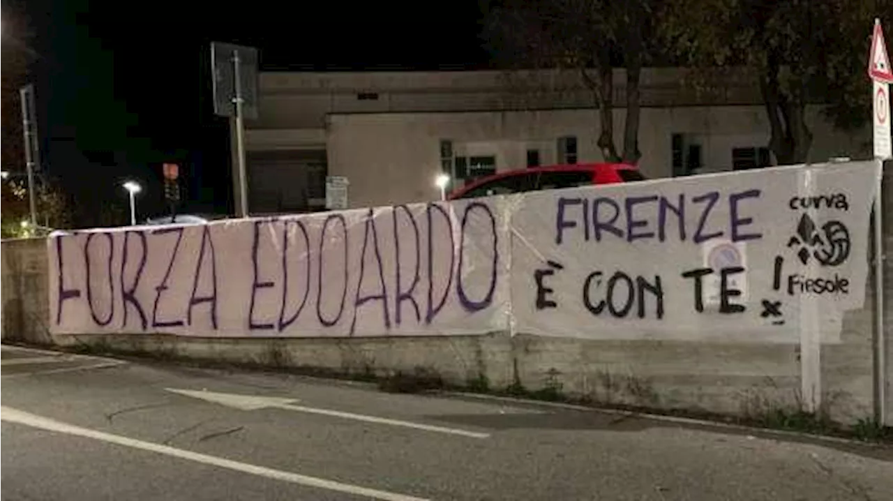 'Forza Edoardo, Firenze è con te': lo striscione per Bove fuori dall'Ospedale Careggi