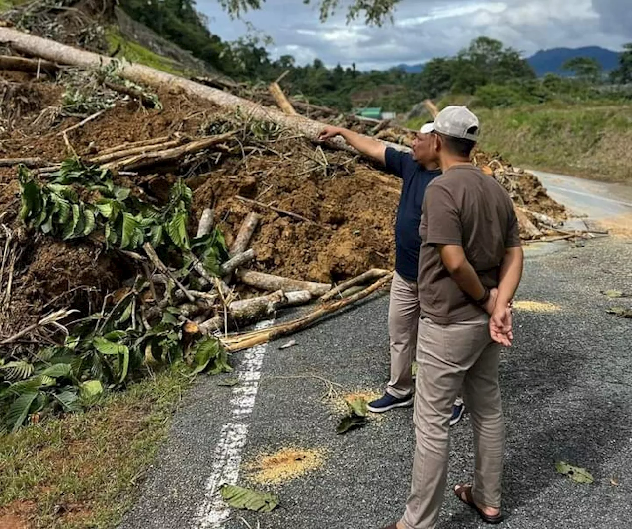 Cerun runtuh, mendap di Jalan Kuala Tahan-Mat Daling akan segera dibaik pulih