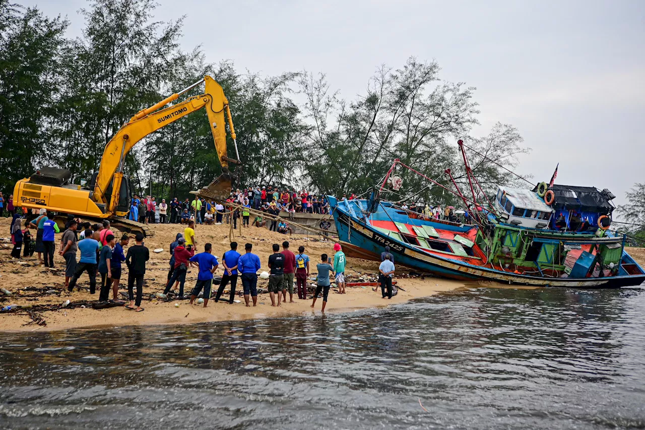 Fishermen in Setiu Suffer Significant Losses After Boats Washed Away in Massive Wave