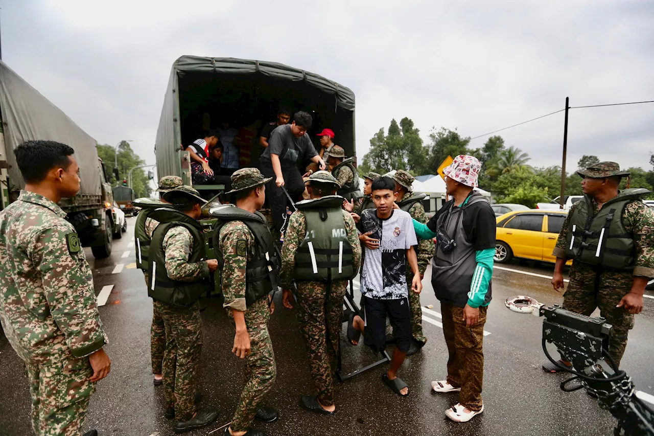 Floods in Rantau Panjang Disrupt SPM Candidates' Preparation for Upcoming Oral Exams