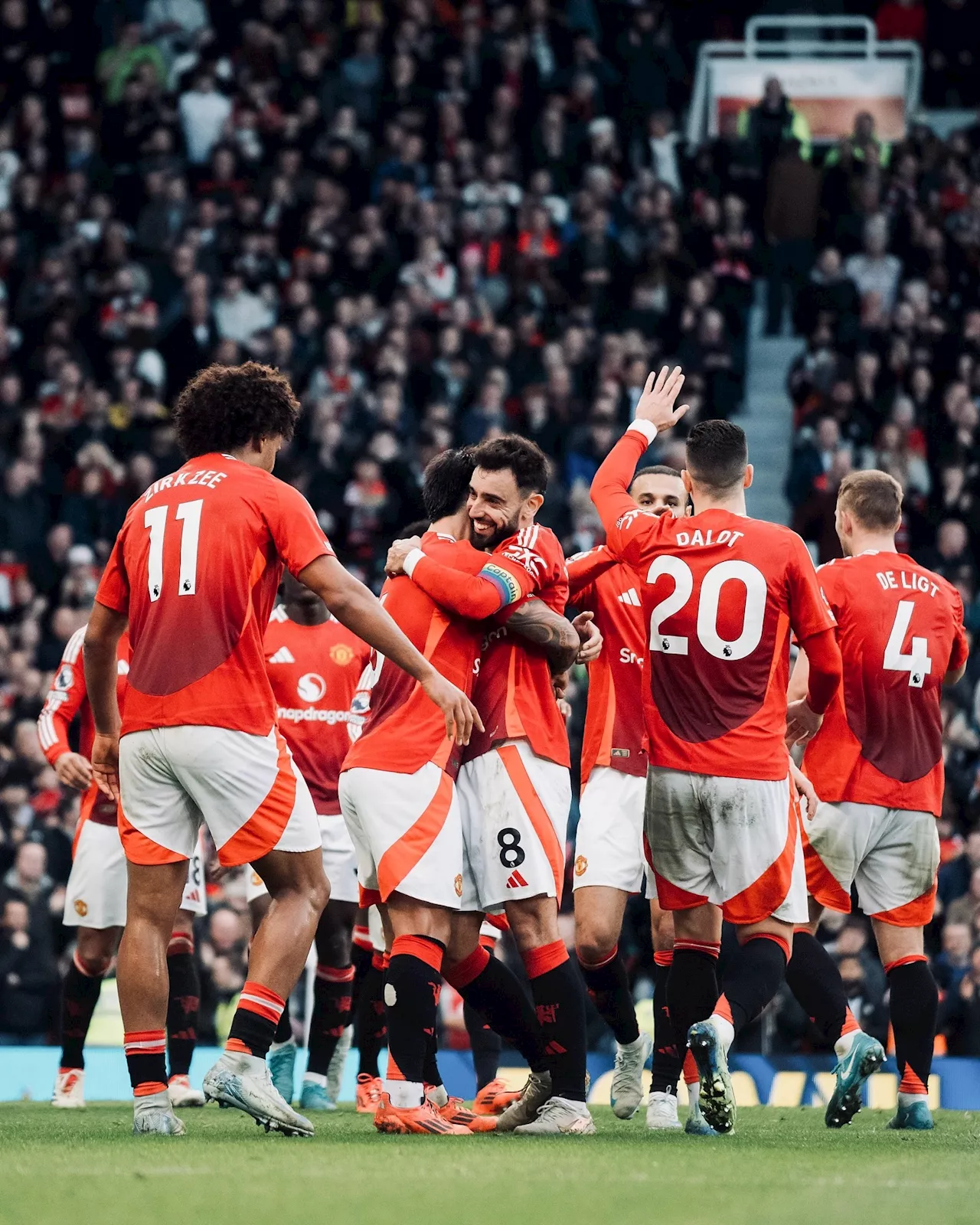 Manchester United Smashes Everton 4-0, Rashford and Zirkzee Shine