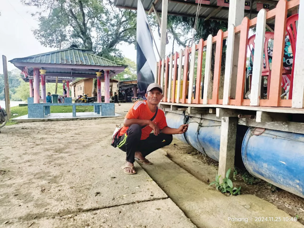 Shop Owner Floats Coffee Shop During Floods Using 53 Plastic Barrels