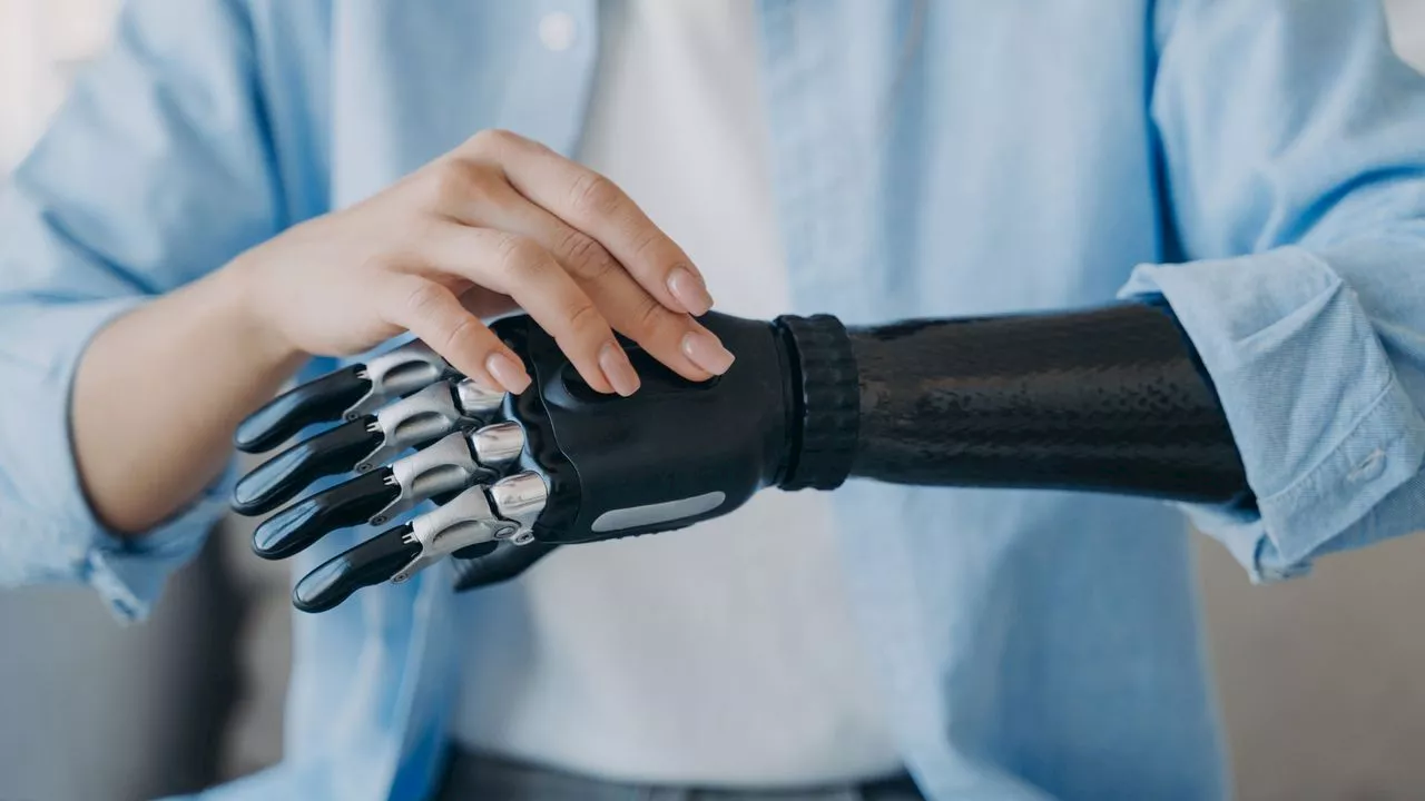 思考のみでロボットアームを操作できるか？ ニューラリンクが新たな臨床試験へ