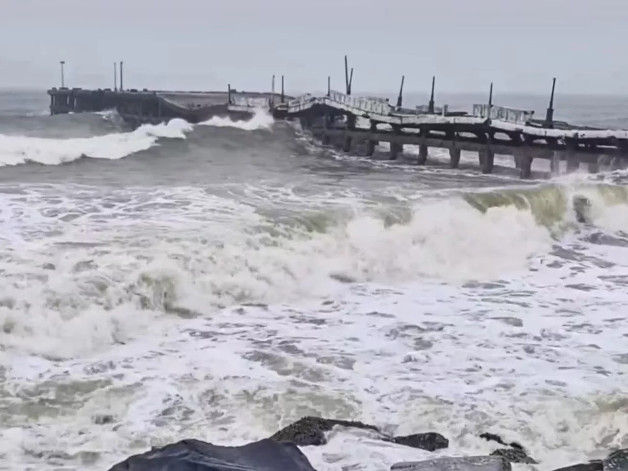 Fengal Cyclone Photos: पूर्व किनारपट्टीवर हाहाकार; विमान उड्डाण थांबवली, High Alert अन् ...