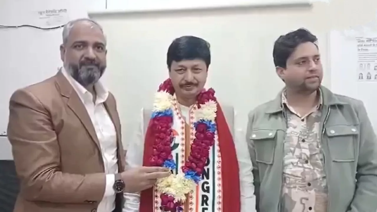 दिल्ली चुनाव से पहले AAP को बड़ा झटका, कांग्रेस में शामिल हुए सीलमपुर विधायक अब्दुल रहमान