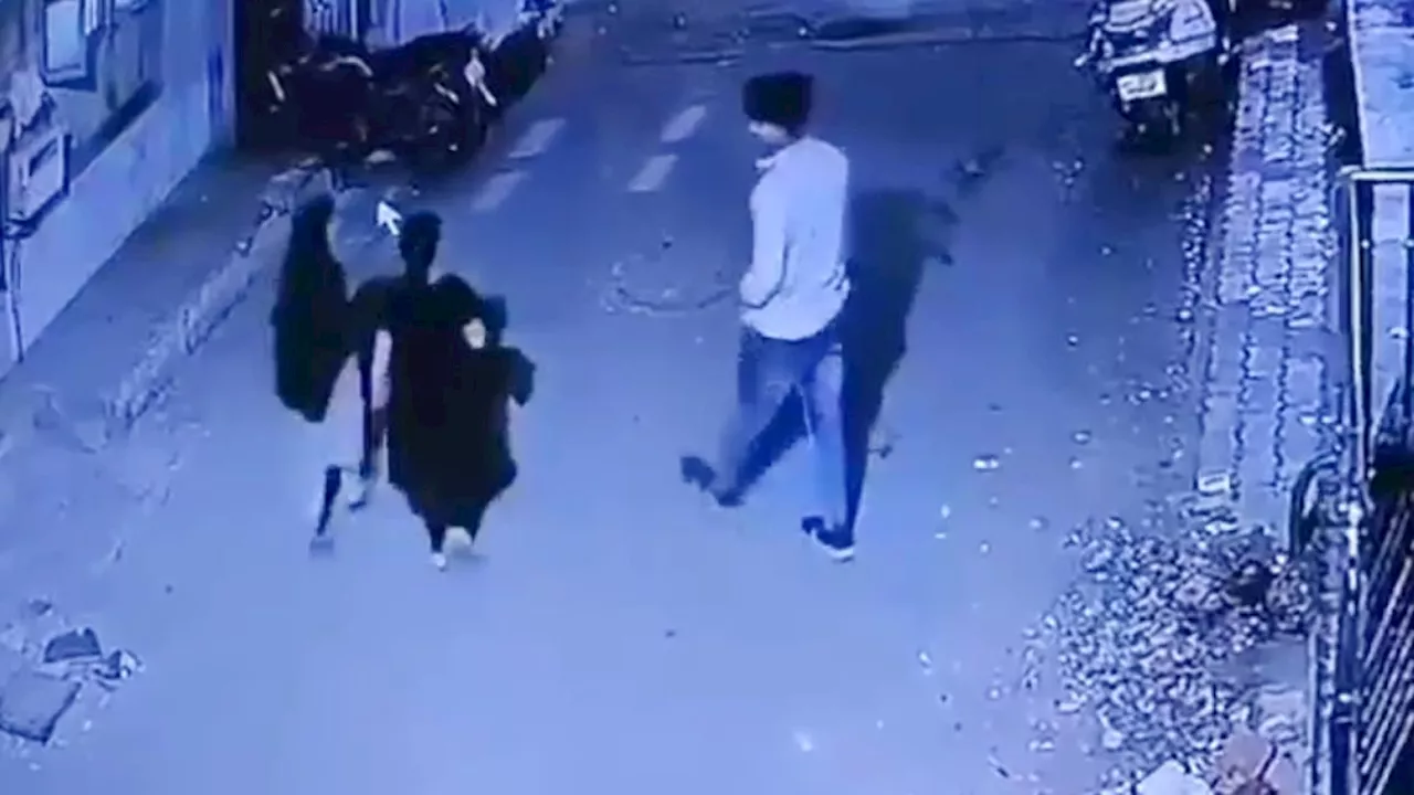 सूरत: सरेआम युवक ने की चार लड़कियों से छेड़छाड़, वारदात CCTV में कैद