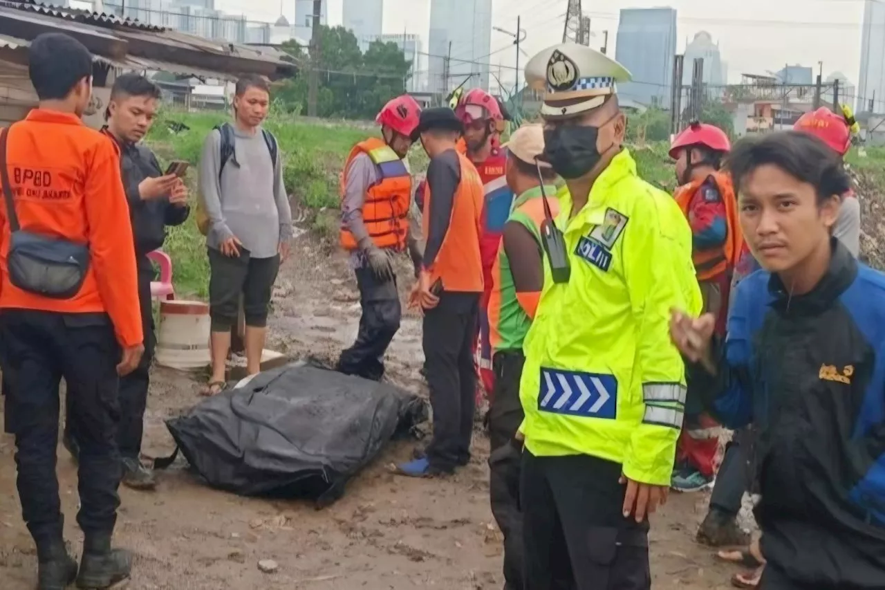 Hendak pasang sensor banjir, seorang pria tewas tersengat listrik