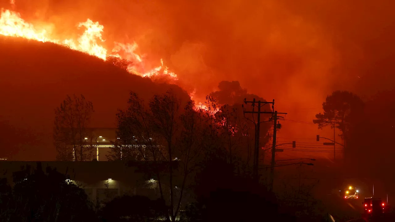 Californie: les images spectaculaires de l'incendie qui touche la ville huppée de Malibu