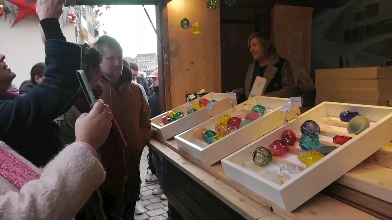 Marché de Noël de Strasbourg: le succès des boules de Noël de la verrerie de Meisenthal