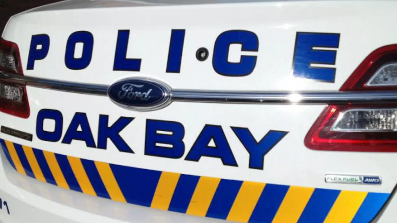 Driver hits light post in Oak Bay, fails breathalyzer test