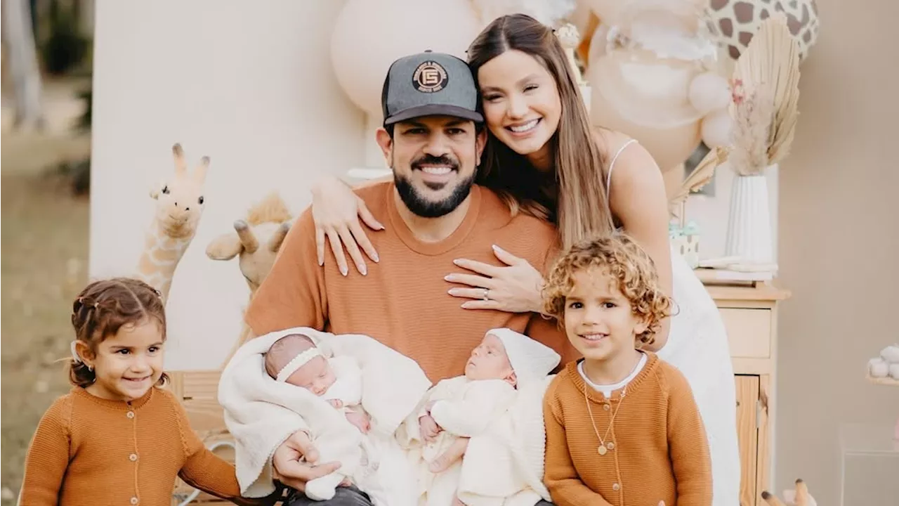 Sorocaba e Biah Rodrigues celebram 5 meses dos filhos gêmeos com fotos natalinas