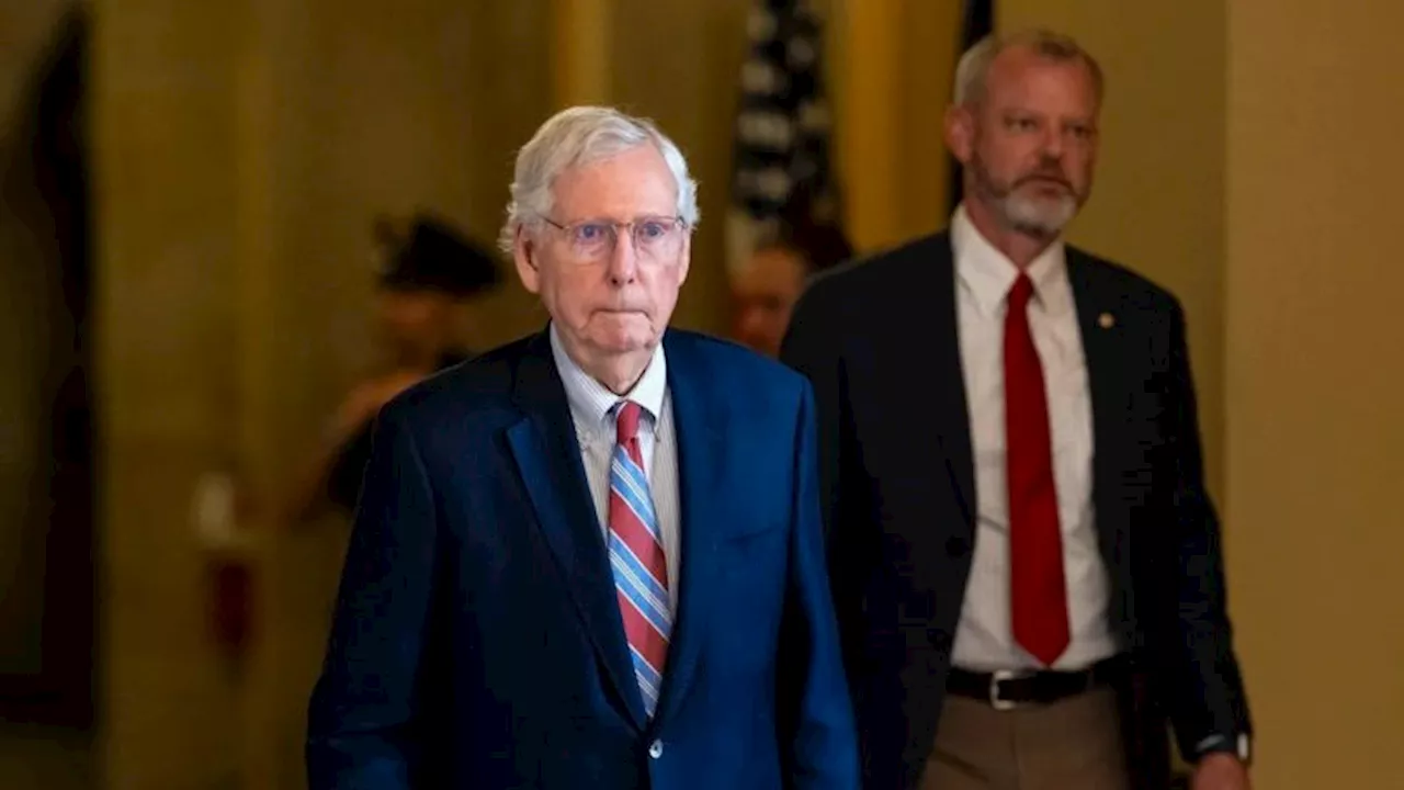 Mitch McConnell se tuerce la muñeca y se corta la cara tras caerse en el Capitolio