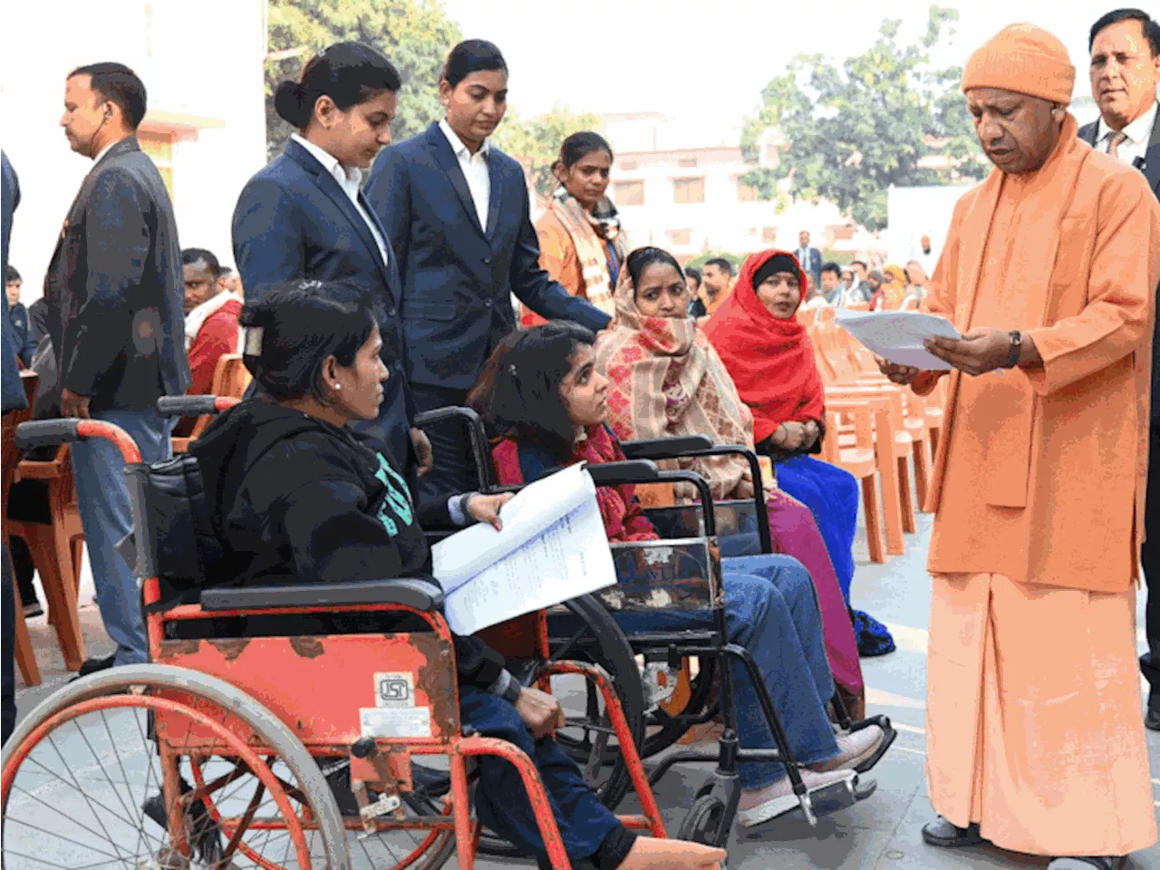 गोरखपुर में CM योगी ने सुनीं 150 लोगों की समस्याएं: अवैध कब्जों पर सख्त कार्रवाई के दिए निर्देश, गोरखनाथ मं...