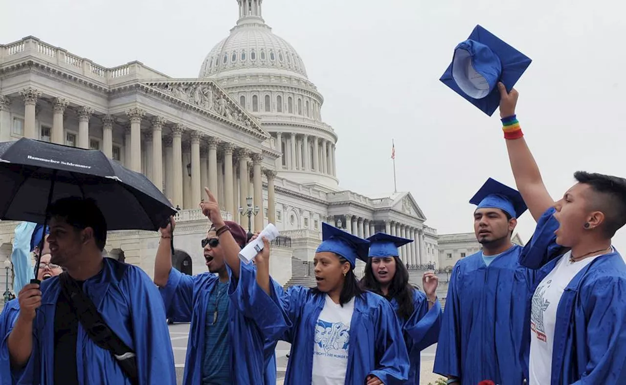 Juez ordena que dreamers queden excluidos de cobertura médica en 19 estados de EU; dejará fuera a 147 mil migrantes