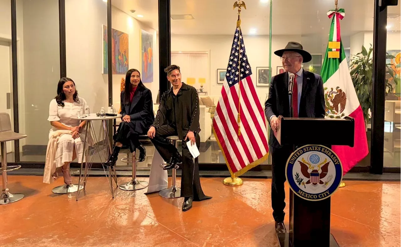 Ken Salazar expone el arte chicano en su residencia; reconoce a Salma Hayek, Cuarón, Diego Luna y Guillermo del Toro