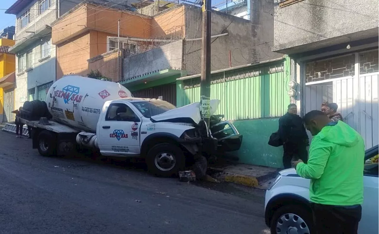 Pipa de gas choca contra poste en Iztapalapa; conductor escapa y se evacúan 50 personas