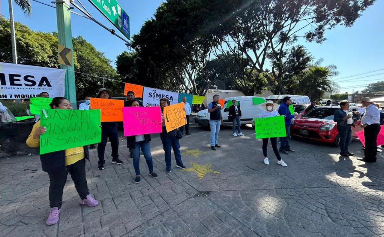 Trabajadores de Salud bloquean la autopista Cuernavaca-México; exigen reconocimiento a su sindicato