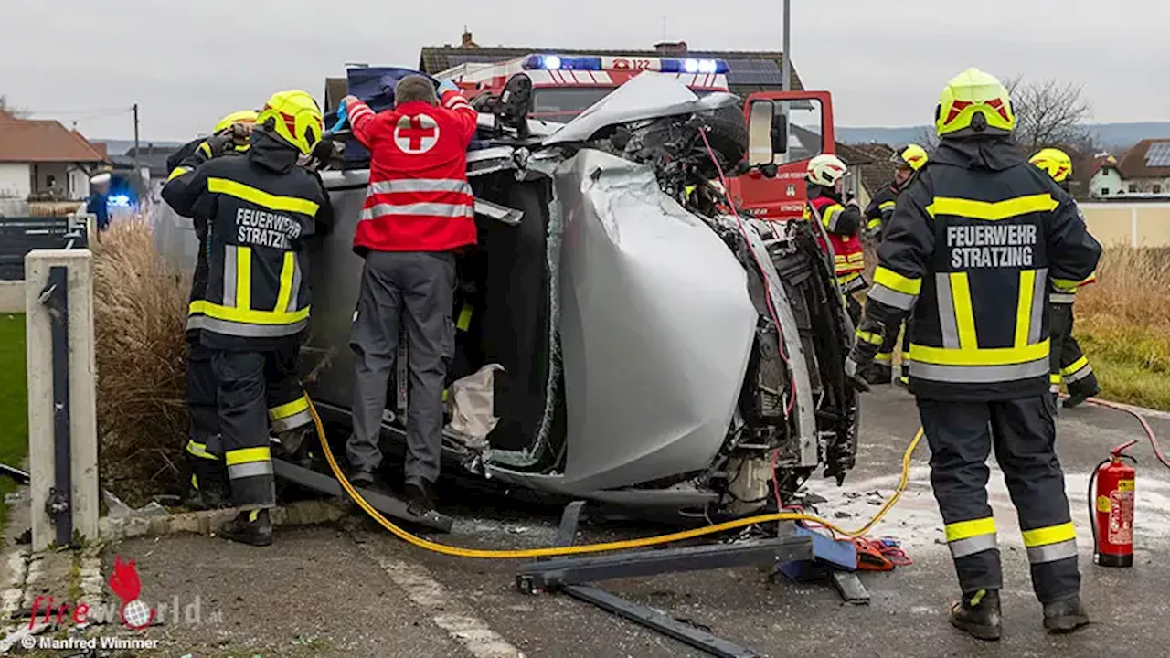 Nö: Pkw kollidiert mit Zaun → Verletzter in Stratzing in Auto in Seitenlage eingeschlossen