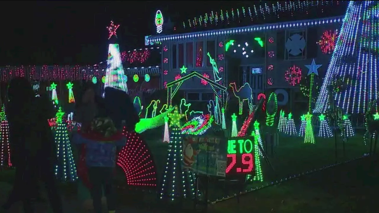 Holiday cheer illuminates northwest Indiana neighborhood with family’s annual light show and toy drive