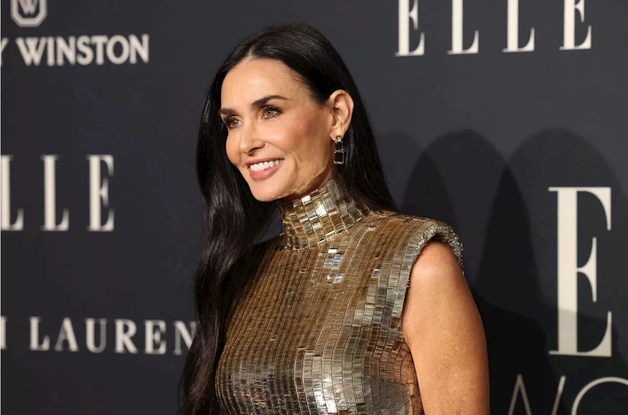 Demi Moore (62 ans) est divine dans une robe décolleté noire d'une marque étonnante