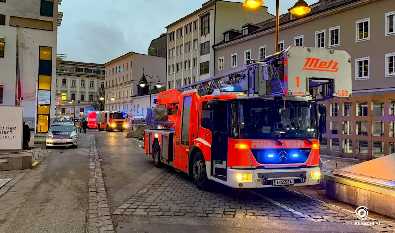 Rettung, Polizei, Feuerwehr - Großeinsatz wegen Brand im Keller von Linzer Spital