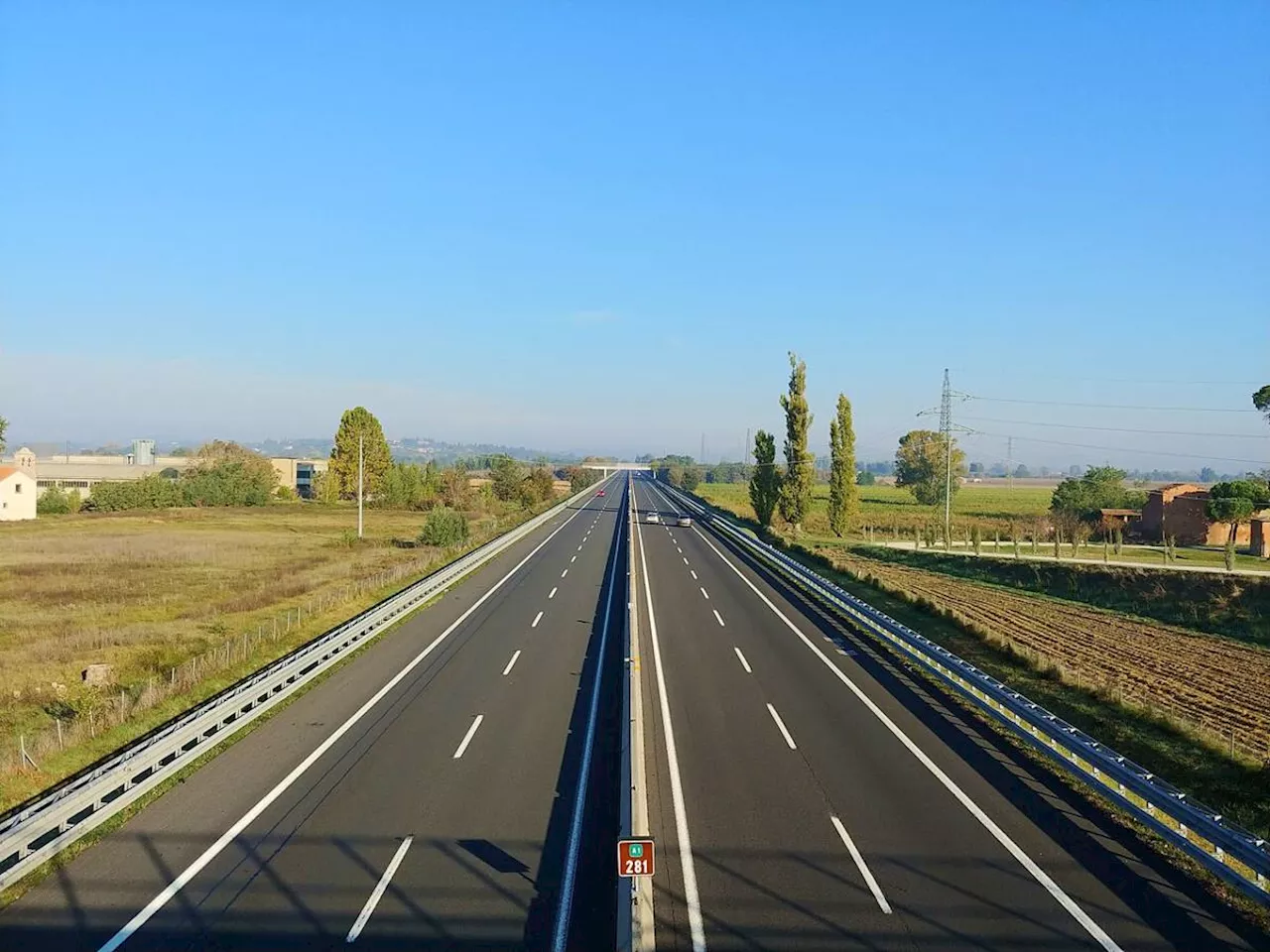 Un altro morto sul lavoro, operaio travolto da un tir sulla A1 durante la manutenzione