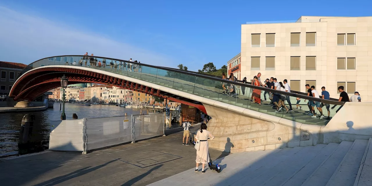 Il comune di Venezia vuole togliere il vetro dal criticato ponte di Calatrava