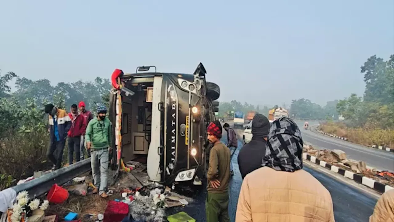 Hazaribagh News: हजारीबाग में भीषण सड़क हादसा, शादी में शामिल होने जा रही बस पलटी; मची चीख-पुकार