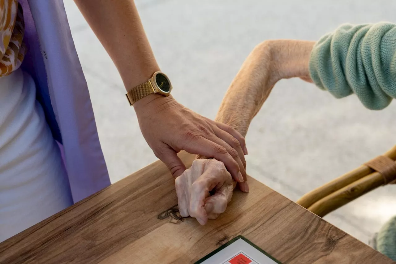 Fin de vie : « Les personnes âgées vulnérables sont présentées comme un fardeau financier et social »