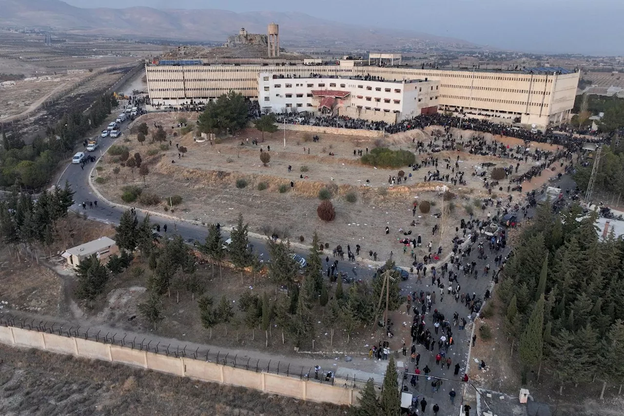 Les rebelles syriens préparent le transfert du pouvoir et jurent de châtier les «tortionnaires»