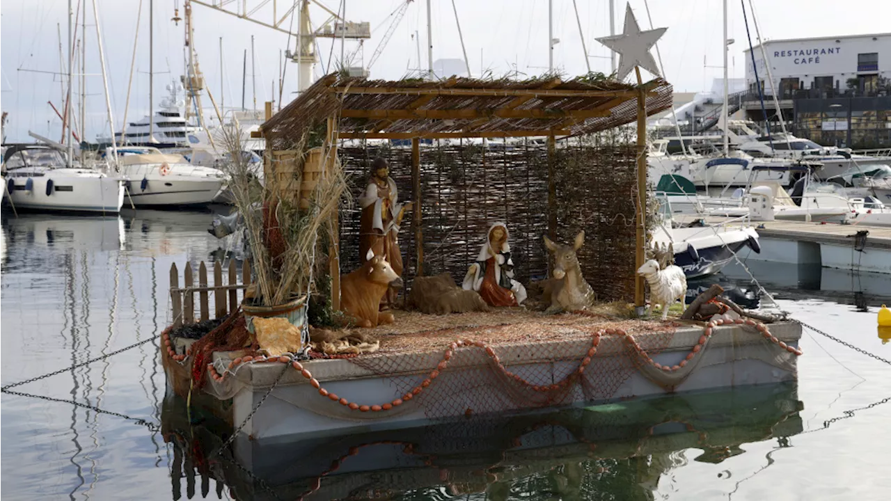 Les santons du Port Vieux de La Ciotat composent une crèche flottante à taille humaine