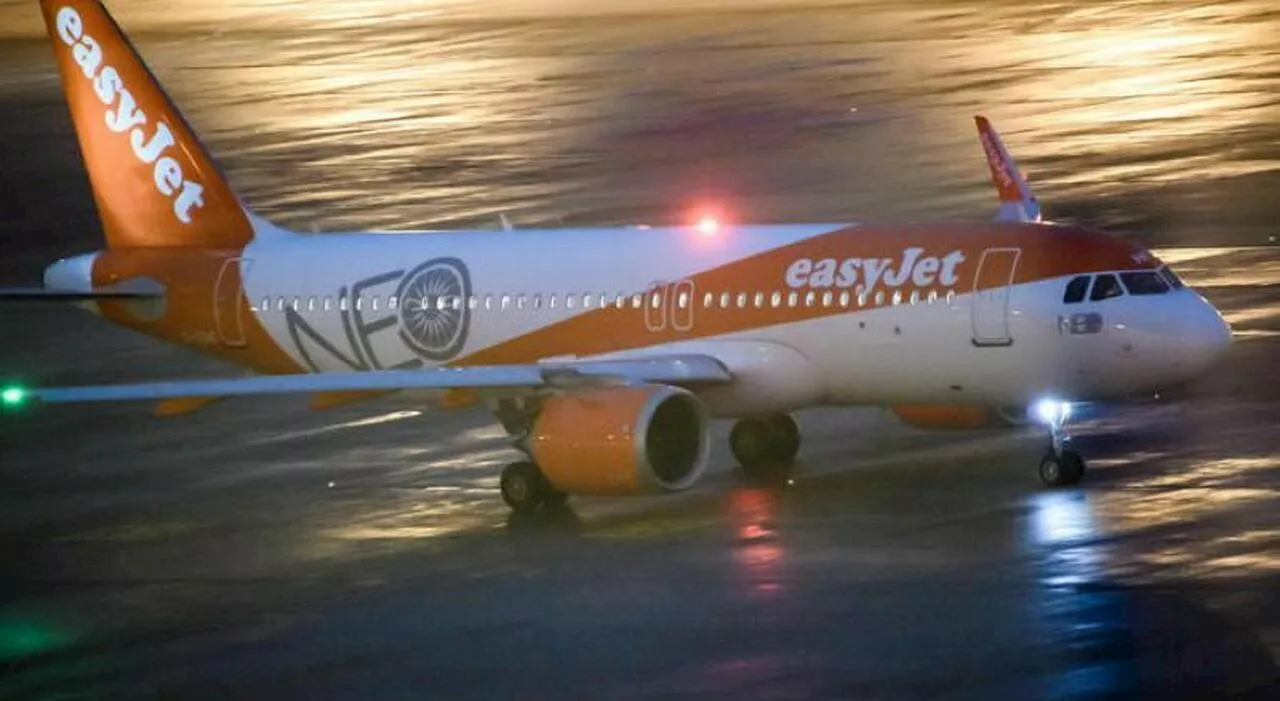 Terrore sul volo EasyJet Napoli-Palermo: «Un fulmine ha colpito l'aereo, la gente urlava, si sentiva male». Il