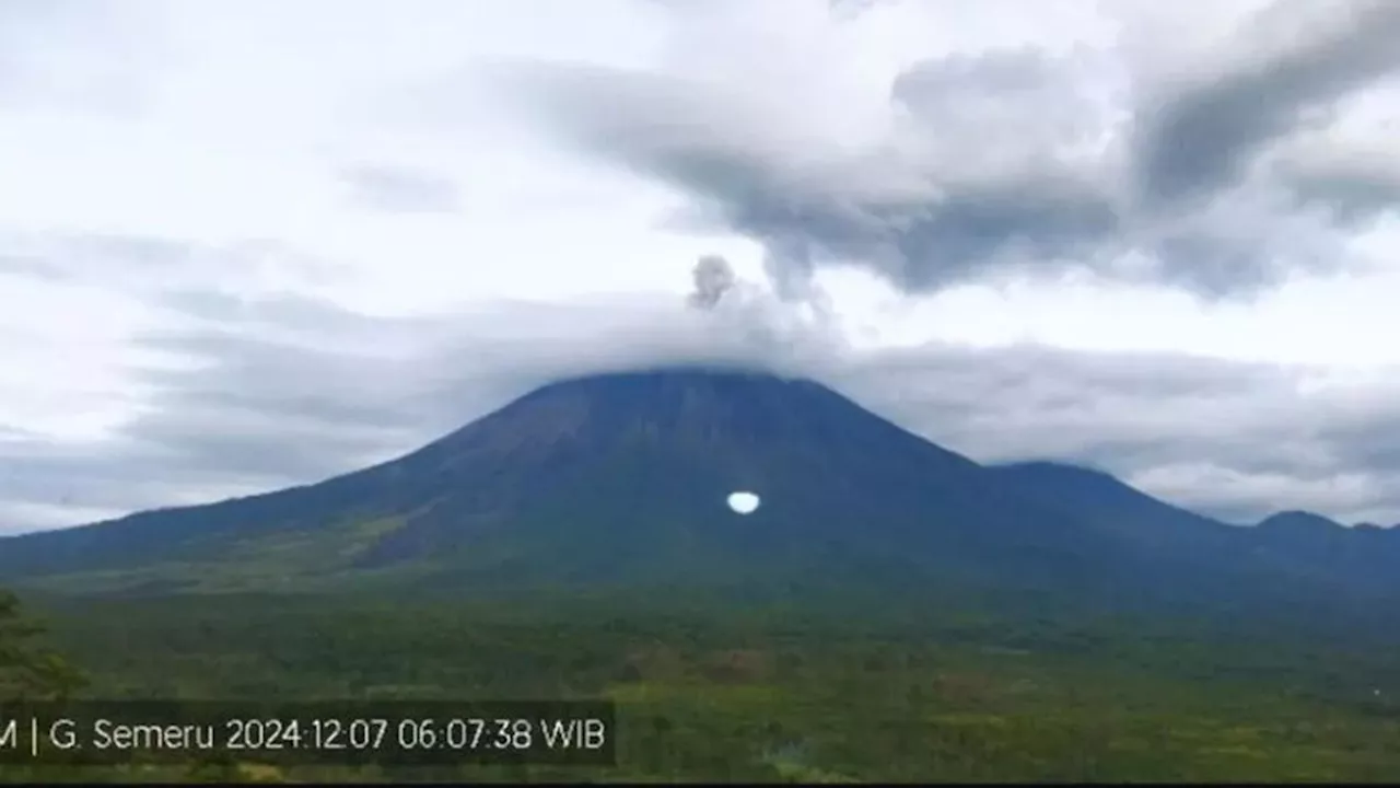 Gunung Semeru Masih Terus Erupsi, Masyarakat Tidak Boleh Beraktivitas 500 Meter dari Tepi Sungai