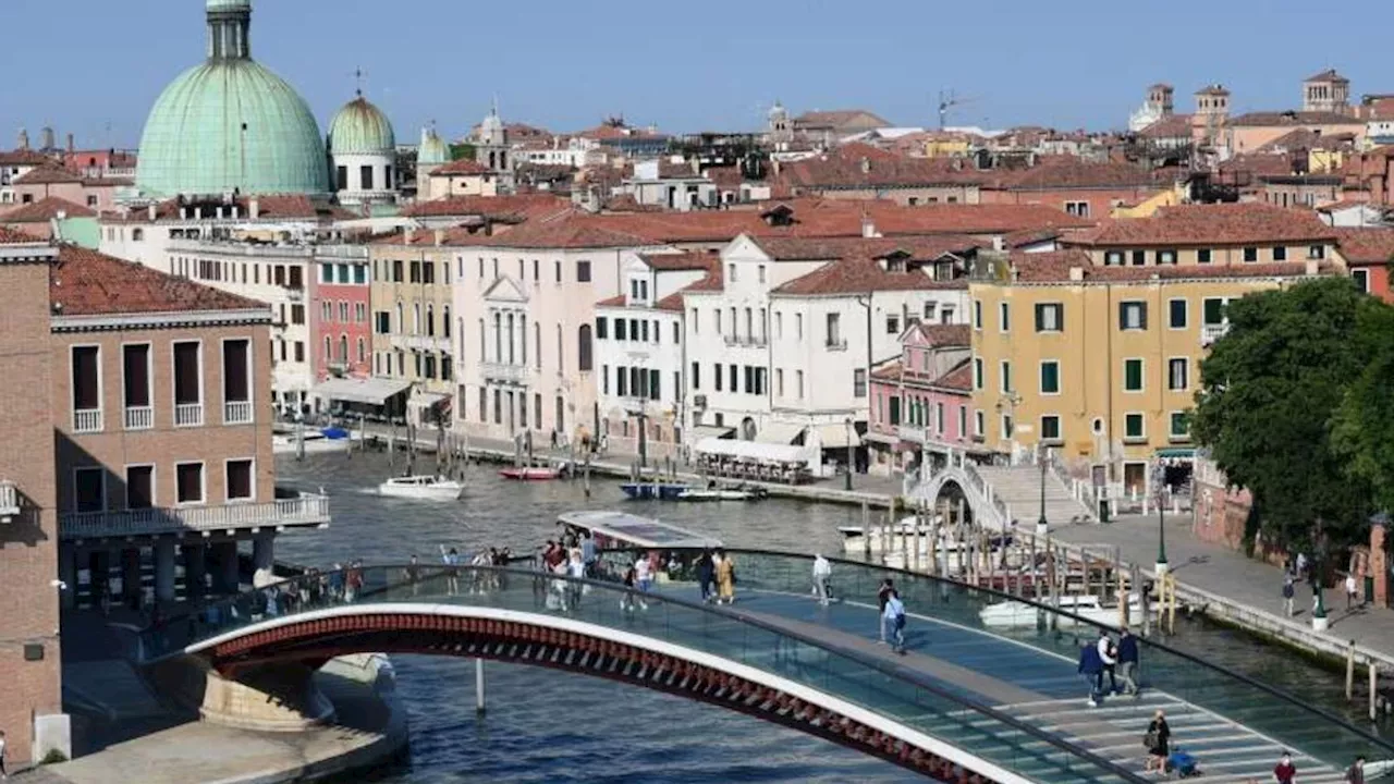 Venezia, troppe scivolate sul ponte di Calatrava: il Comune affida il progetto per rendere più sicuri i 284 gradini in vetro