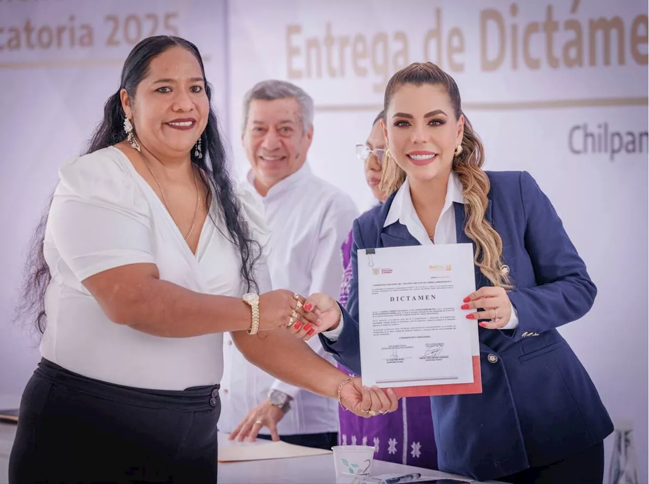 Evelyn Salgado entrega estímulos a 508 trabajadores educativos en Guerrero