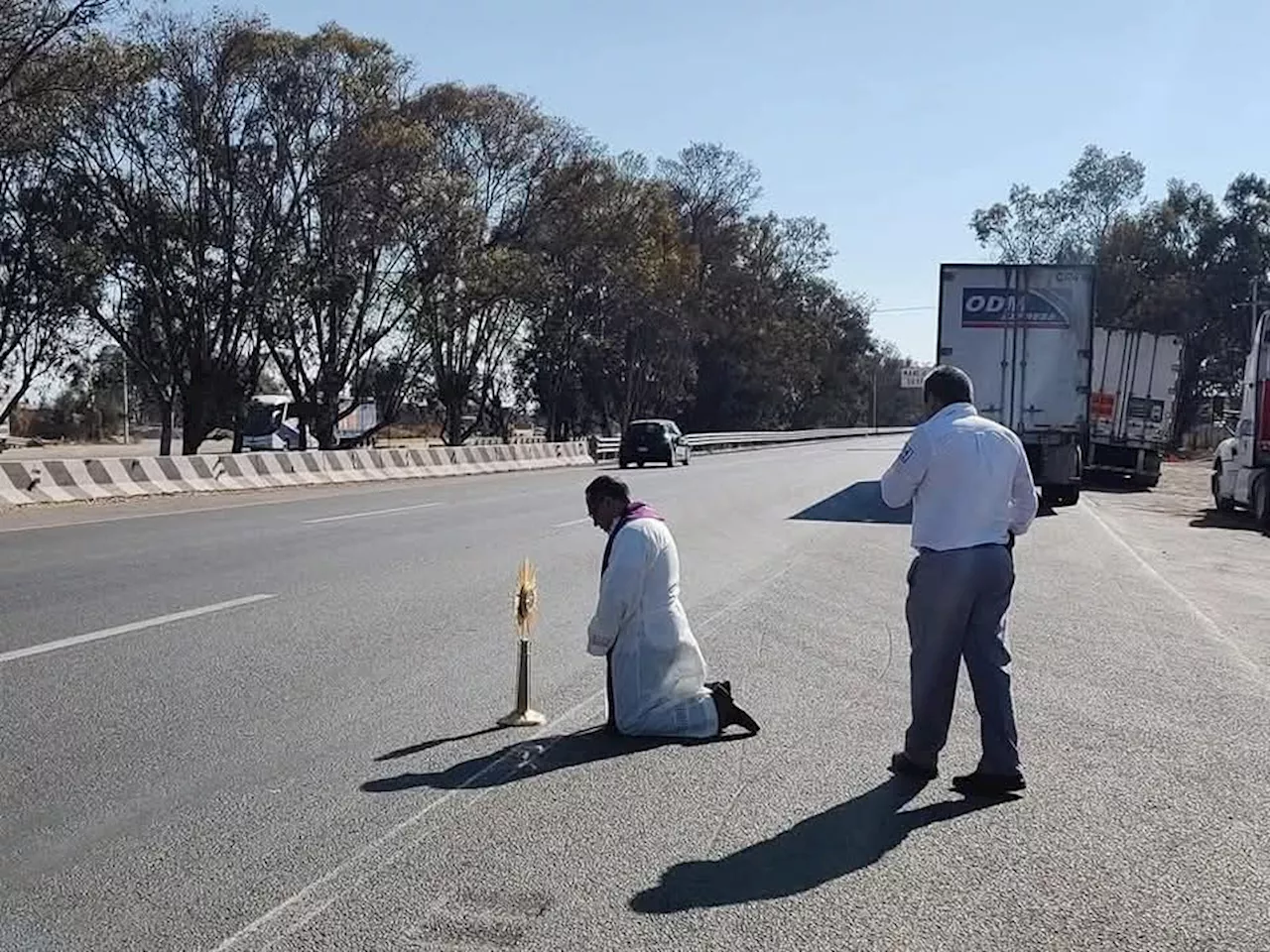 Llevan a sacerdote a bendecir autopista México-Querétaro contra accidentes y asaltos