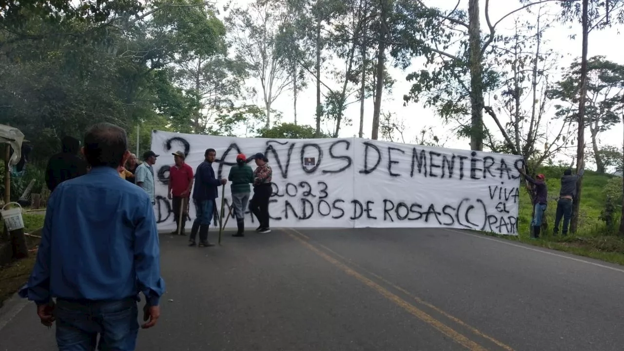 Damnificados bloquean la Vía Panamericana en el Sur del Cauca por incumplimientos del Gobierno