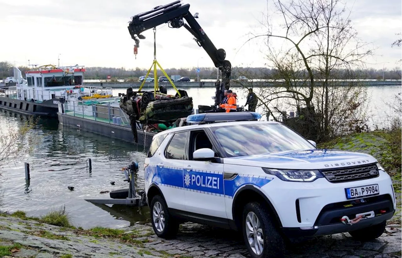 Er lag rund 30 Jahren bei Straubing in der Donau: Wem gehört der verrostete Audi?