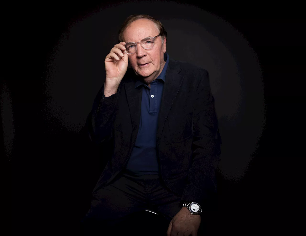 Hundreds of bookstore staffers receive holiday bonuses from author James Patterson